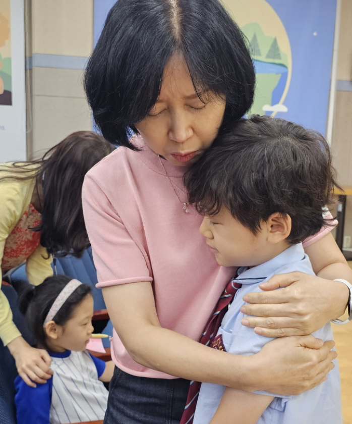 기도하는 아이들 사진